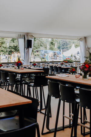 Design Hochtisch - Brückentisch Salt schwarz Holz mieten für Events, Messen und Business-Veranstaltungen in Niedersachsen, Osnabrück, Bielefeld und Münster