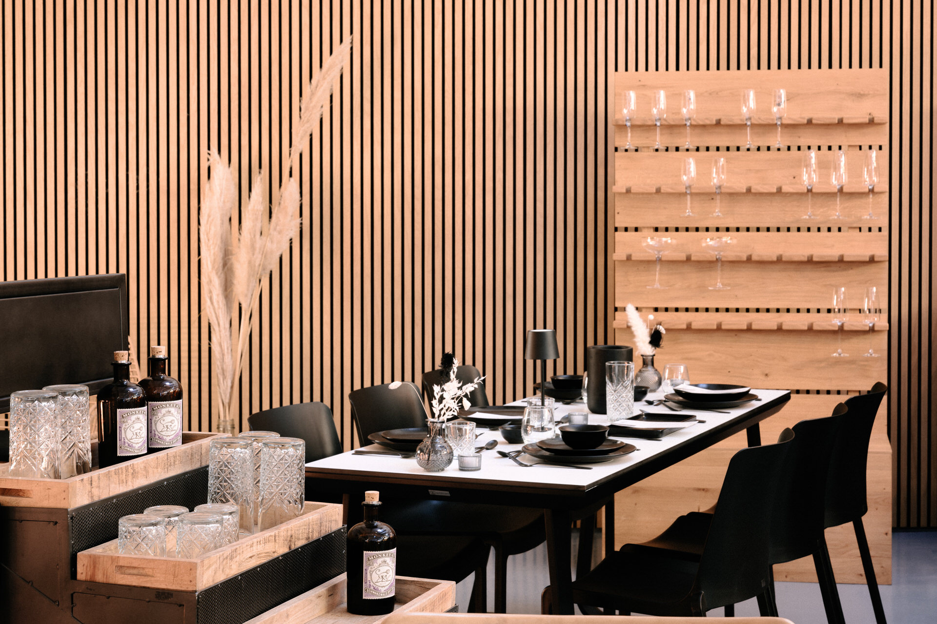 Stimmungsvoll eingedeckter Tisch mit eleganten Gläsern, Kerzen und Blumendekoration im Festplatz Showroom