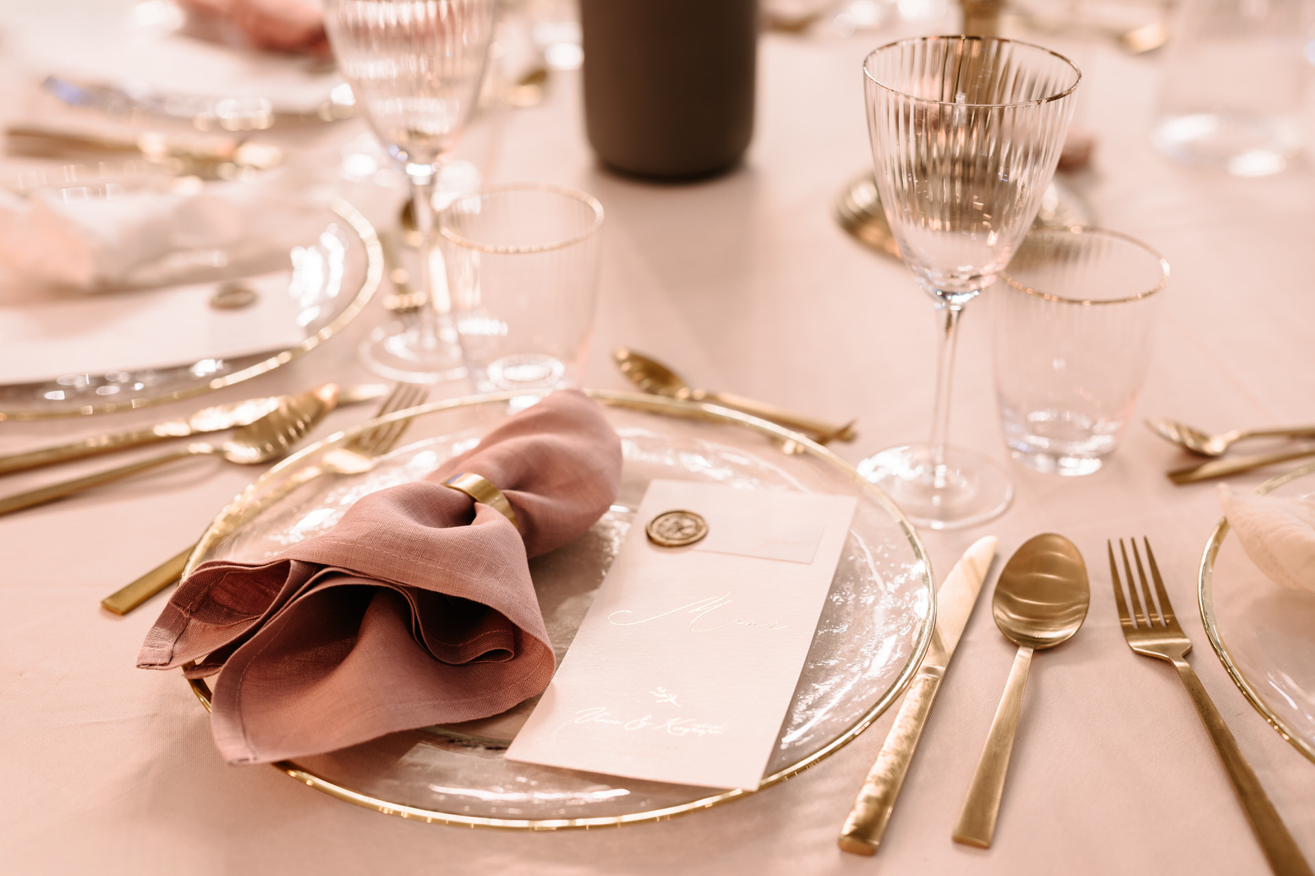 Hochwertige Musselinservietten kombiniert mit Besteck und floralen Details im Showroom